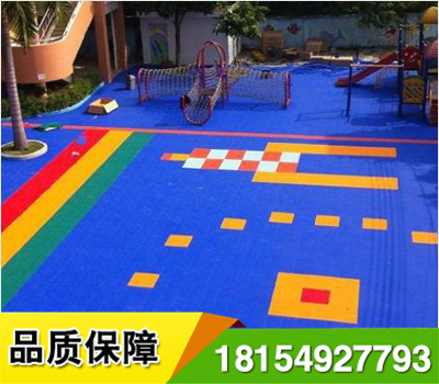 學(xué)校,幼兒園專用兒童地板是采用聚氯乙烯材料專門(mén)為運(yùn)動(dòng)場(chǎng)地開(kāi)發(fā)的一種運(yùn)動(dòng)地板,詳細(xì)即是以聚氯乙烯及其共聚樹(shù)脂為首要原料,參加填料,增塑劑,安穩(wěn)劑,著色劑等輔料生產(chǎn)而成.