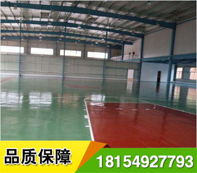 水性硅PU球場運(yùn)動地板的使用注意事項(xiàng)嚴(yán)禁切割擠壓,表面不宜與堅硬物體磨擦,以免損壞或破裂.